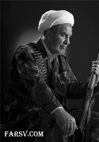 پنهان کردن کلاشینکف زیر عبا