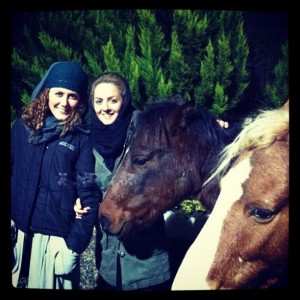 بیتا سحر خیز و خواهرش