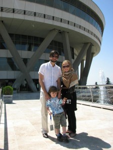 پویا امینی و همسر و پسرش