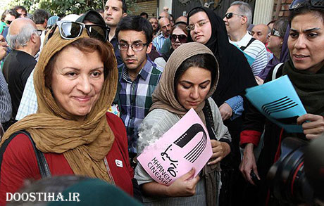 عکس تجمع هنرمندان مقابل خانه سینما