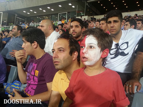عکس جالب کامران نجف زاده و پسرش در استادیوم آزادی کامران نجف زاده در استادیوم آزادی