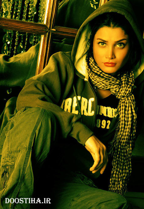 عکس جدید تینا آخوند تبار با 3 قلاده سگ