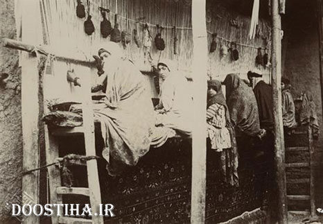 عکس های زیر خاکی از دختران ایران در دوره قاجار! زنان و دختران در پشت یک دار قالی