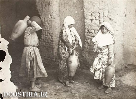 عکس های زیر خاکی از دختران ایران در دوره قاجار! دو زن رهگذر با کوزه آب