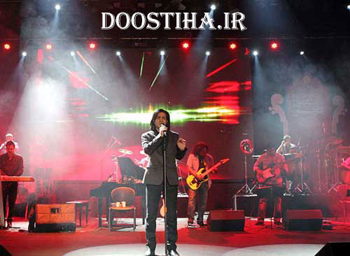 همخوانی دانشجویان کلمبیایی با آهنگ بمون محسن یگانه