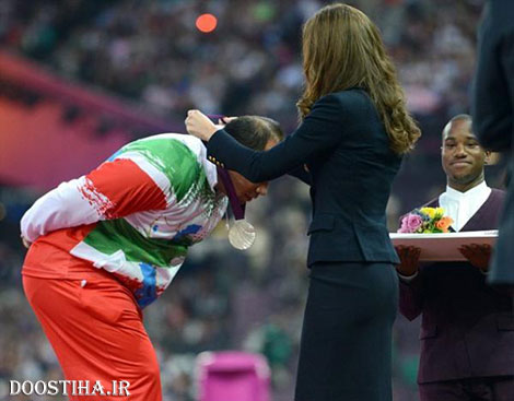 دست دادن به نامحرم حرام است