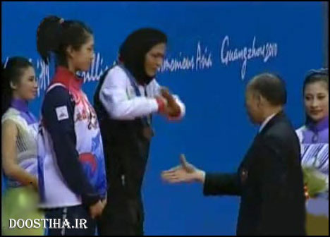 دست دادن به نامحرم حرام است